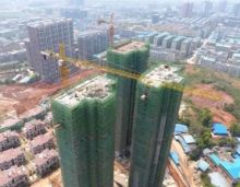 祁东碧桂园楼盘64栋楼、65栋楼、66栋楼全面封顶！见证祁东人居新高度，至此，祁东碧桂园一期全线封顶。祁东碧桂园双拼美墅钻石郡主体已经全部竣工，目前也已进入园林绿化阶段，预计6月中下旬即可交付！