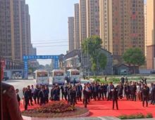 2023年4月1日上午，澧县企业家代表团莅临参观&ldquo;澧县金源中央公园&rdquo;项目，近百位企业家代表深入了解了这一优质楼盘。澧县金源中央公园择址澧县城市新中芯，周边配套醇熟&mdash;&mdash;澧州幼儿园、九澧实验学校、芙蓉学校近在咫