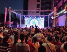 8月11日，湘阴金龙花苑楼盘开放庆典活动在左宗棠广场金龙花苑售楼大厅举行！楼盘由13栋高层住宅以及一栋商住公寓组成，整个项目计划投资7亿元，可容纳居民5000人。