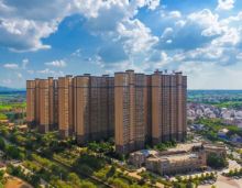 2019年10月2日，汨罗港鑫龙城建面每平方米4800元起！汨罗港鑫龙城位于汨罗市罗城路与高泉南路交汇处鲁狮坝，由岳阳市港鑫房地产开发有限公司投资开发