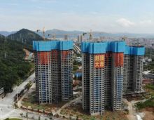 2020年9月17日上午吉时，随着一罐混凝土浇筑入模块中，临湘人万象新城终于迎来了1#栋、4#栋、5#栋、7#栋首期住宅主体工程顺利封顶！