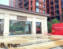 此刻，2023年6月30日-7月3日岳阳港九湾二期如约迎来交付！与您共同开启美好生活！用***好的姿态，欢迎每一位家人的归来。岳阳港九湾总用地面积约50亩，总建筑面积近16万方，绿地率高达35%以上，由5栋高层建筑围合而成，