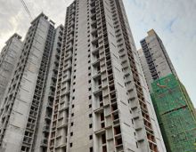 衡阳印湖湾项目施工进展到哪一步了?下面跟着小编的镜头往下看；衡阳印湖湾温德姆酒店玻璃幕墙安装已完成50%；内部公共空间优化达到60%；J栋复式公寓排栅已全部拆除，玻璃幕墙安装到60%，内部公共空间优化已完成50%；A栋复式住宅主体已封顶，