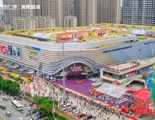 衡阳酃湖万达广场在6月25日开业。它们都有什么好玩新奇的地方，快跟随万达君一起去瞧瞧！衡阳酃湖万达广场紧邻湖南省水面面积***大的酃湖公园，可谓是&ldquo;在水一方&rdquo;。外立面采用玻璃及铝板，结合酃湖湿地公园的特色，按照山水流线形建造，