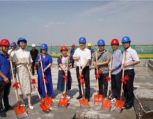 7月16日，金钟湖湘院子25#在众望期盼中，从一纸蓝图到大境初成。随着***后一灌混凝土浇灌完成，鞭炮铺就一地长虹，衡阳金钟湖湘院子25#住宅楼主体结构顺利封顶。