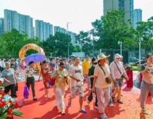 2023年7月30日上午，常德白马湖壹号售楼大厅开放盛典荣耀启幕，金土地集团有限公司各级领导、嘉宾、媒体等齐聚现场，共同见证白马湖壹号售楼大厅开放。