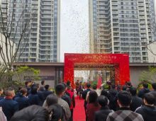 3月30日上午，市洞庭地产环球中心一期C区交付活动如期举行，这标志着岳阳市洞庭新城投资建设开发有限公司继环球融创实验学校交付之后，再为678户业主如约高品质交付。