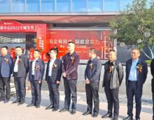 11月15日上午九时，洞庭地产环球中心售楼大厅前坪暖阳高照气氛热烈，&ldquo;国企赋能 涅槃焕新&rdquo;洞庭地产环球中心2022全城发售会在这里隆重举行。舞狮表演吸引了众多的热心市民在此聚集。