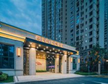 岳阳美的梧桐庄园7周年限量钜惠，活动期间项目毛坯均价为5288起，智能精装6288起！项目位居岳阳高铁新城城芯，高端配套环绕；小区规划户数4121户，