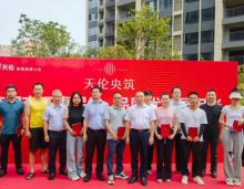 8月12日，岳阳市天伦央筑项目&ldquo;交房即交证&rdquo;仪式举行。岳阳天伦央筑地产负责人上官汉尧说，&ldquo;推动&lsquo;交房即交证&rsquo;这一举措落地，是企业树品牌、讲诚信的责任担当，