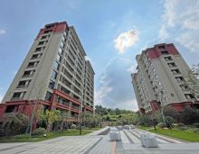 岳阳富兴学府项目雄踞岳阳行政中心，紧邻八字门商圈和花板桥商圈两大商圈，临近步步高超市、家润多超市等大型商超，全优醇熟配套，吃、喝、玩、乐、购一应俱全。同时南湖公园、珍珠山公园傍身，为全家人提供一处茶余饭后的休闲娱乐目的地。