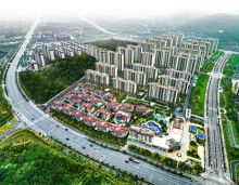 截止到目前为止，​岳阳碧桂园凤凰城一期已全部交付！为什么碧桂园凤凰城销售如此火爆呢，究竟有哪些地理、配套优势。首先：岳阳碧桂园凤凰城一期项目坐拥460亩生态大境，家门口附近为35万方南湖景区，前拥龙山公园，背靠枫树山公园，