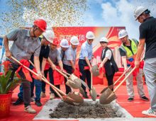 益阳城芯尊荣湖居代表作&mdash;&mdash;新世界梓山湖天启于6月18日喜迎尊荣封顶！这正是项目交给时间好的答卷。经历了数百个日夜的奋战与打磨，终于迎来了这一辉煌时刻。