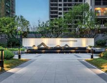 益阳金科集美东方落位于益阳东部赫山区中芯城区和高新片区衔接处，距益阳一座一本学府直线距离仅约50米，紧邻城市发展中轴线银城大道，向西共享中芯城区成熟市政和商务等配套，与医专附属医院、市府奥体、万海商圈、梓山湖等核芯功能板块紧密相连