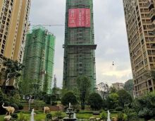 耒阳市西湖万象城地处位于耒阳市西湖中路与五一路交汇处。五一路繁华商业街，海琼百货、发明家广场、体育馆、火车站、高铁站、人民医院、三医院近在耒阳西湖万象城周边。市内1路、3路、16路、6A、201等公交车覆盖全城。可谓是将教育、医院、交通、生活配套全面囊括。西湖万象城自一期启动开始，