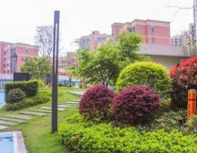 耒阳东江壹号房价2800元/㎡起秒杀花园准现房！东江壹号作为耒阳的重点项目，坐享优质的自然景观，西临杜甫公园，蔡伦纪念园，北临滨湖公园，南临鹿枝峰森林公园。项目临近东江学校附近房，毗邻市东江中学，水东江完小