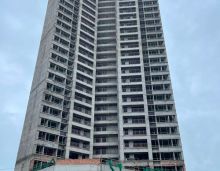 为此耒阳山水华庭特为您奉上7月份项目施工进展情况。耒阳山水华庭2号栋7层以上内墙抹灰工作已完成，一层砌体施工；山水华庭3-26层护栏已全部安装完毕，3-26层玻璃窗框已安装完毕；