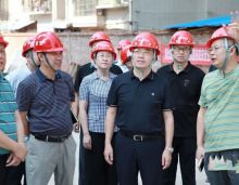 8月4日，衡阳市委副书记、耒阳市委书记赖馨正带队来到耒阳外滩锦宸项目，现场查看工程建设进展，检查安全生产的同时，看望高温下坚守岗位的一线工人。市领导郭兴中、谢东平一同走访。外滩集团董事长周超先生、副总段梦诗女士陪同走访。