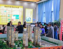 2020年10月18日上午，常宁翰林华府内部客户认购签约活动在翰林华府售楼部成功举办，参与活动的业主们在工作人员协助下选房工作井然有序进行。