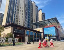 买房买地段，这是很多常宁买房人首先考虑的问题，下面就让我们深度揭秘万象双尊府火爆热销背后的秘密。项目毗邻常宁新二中、新双蹲、进修附小、学墙小学四大校区环绕；项目位于常宁主轴西一环南段，东连南三环岳临高速，北接青阳南路，