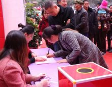 2018年12月24日，常宁市北一环紫郡府售楼大厅人头攒动，火热爆表。上午8时30分，现场已聚集了众多市民，气氛十分火爆。项目临近片区内宜城小学、湘南实验中学、常宁一中...名校环伺。