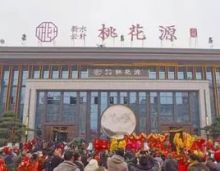 2023年8月18日，在祁东县新水云轩&middot;桃花源二期项目工地上，负责人周上元道出10年前回乡创业的初衷。在祁东新水云轩桃花源二期项目工地看到，4万多平方米的江南园林，涵盖十八个不同风格的美景，设计理念独具一格。