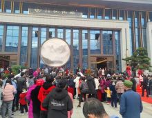 1月11日，祁东一个新项目迎来全城的关注。祁东新水云轩桃花源二期于1月8日开放园林，一时间其美轮美奂的园林设计吸引了很多人的眼球，一度成为火热的打卡胜地。通过现场照片可以看到，众多民众齐聚在桃花源二期，人气可谓爆棚。