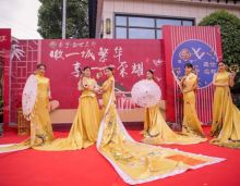 2020年5月2日，衡山盛世名都售楼部盛大启幕，恭迎四方来客，活动还未正式开始，售楼部便早已有客户嘉宾来访，一同见证泰宇盛世名都的耀眼时刻。对于这场盛典，许多人期待已久，亮相即为惊艳，现场有许多都是泰宇盛世名都的忠实粉