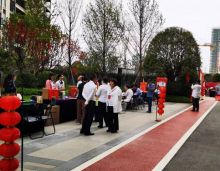 多少个日夜的等待，只为这一刻的相见。2022年8月31日，万象&middot;开云府一期业主迎来了交房的时刻。不负时光的期许，这一份幸福之礼，为您呈上。交房现场，工作人员真诚的微笑，亦是欢迎业主回家的一道风景。业主们在工作人员的引导和陪同下