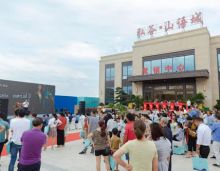 今天上午，衡东弘谷山语城售楼大厅开放暨弘谷和保利物业签约仪式在弘谷&middot;山语城营销中心举行，双方就物业服务事项展开了正式合作。湖南省弘谷置业有限公司和湖南保利物业集团进行了现场签约。自此，弘谷山语城成为保利物业入驻衡东的商品房住宅项目。