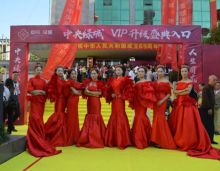 2018年10月3日，衡阳中央绿城盛典盛大启幕，气势如虹，上千人聚集现场，火爆抢房的场景再次惊艳西渡。早上7点不到，早早来到的众多客户摩肩接踵，活动现场门庭若市，人潮爆棚，力求能够选到心仪的房子，焦急等待开盘选房的热情点燃了整个现场。现场也贴心为准业主们准备了各式节目、饮品。