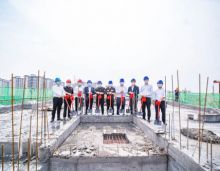 2022年4月10日上午，衡阳金钟岳府迎来了振奋人心的时刻，随着后一方混凝土浇筑到位，衡阳金钟岳府楼盘5号栋主体结构工程封顶大吉！金钟岳府工程人日夜兼程、全力以赴，方才成就南岳山畔下这一席理想家境。