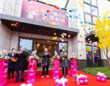 2020年12月5日，在万众期待的目光中，衡阳融冠蜜城售楼大厅及复式样板房魅力美绽放，一场由表及里的生活美学，在融冠蜜城倾情上演。当天上午8:58分，融冠集团董事长薛理勇携执行董事丁茂善。