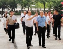 2023年9月21日，衡阳金钟府累计交房3次，共计已交付1567套。剩余已封顶未交房楼栋正在全面加速施工中，计划今年年底前完成住宅交房工作；在建公寓进程过半，目前集团所有工程正在加速推进。