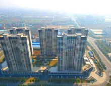 南县辰华万和府2023年1月工程进度播报：新岁阅家音，时光寄臻情！辰华万和府位于南县经开区兴盛西路与太阳山路交汇处，项目占地面积约4万方，总建筑面积约15万方，项目整体采用新中式的设计风格，采用科学的建筑设计理念