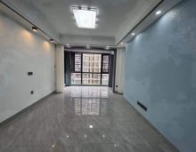 2023年8月7日，益阳领秀资江精装三房南北通透双阳台精装卖毛坯价一口价5680一平，买房赠送二十平的大露台一个，捡漏桥北领秀资江103平精空3房，