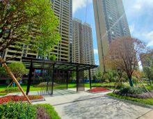 精工匠造 醉美实景 四季如画，2023年10月23日，湘阴君临壹方城楼盘200000㎡板式华宅火爆销售中！湘阴君临壹方城位于芙蓉北路与新世纪大道交汇处，项目总建筑面积约20万㎡，占地面积：8026.23㎡