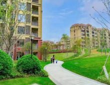 2023年10月10日，岳阳富兴御城建面约110-179㎡成熟大境实景洋房逐套递减中！项目临近北港小学、岳阳十九中、十五中东侧全龄段教育大盘。岳阳富兴御城位于岳阳市文化艺术会展中心南，