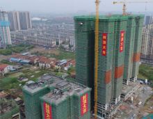 2021年4月10日上午，衡阳东方国际公司董事长谭总、营销总周总一起参与了封顶现场仪式，伴随阵阵如雷掌声与鞭炮声，东方国际正式踏入新的里程碑&mdash;项目所有工程全部封顶。从设计图纸到喜封金顶，东方国际工程部每一个细节始终严格要求，