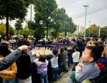 2023年11月11日-12日，湘阴大院项目放出200只洞庭湖大白鹅满场悠哉而行。只等你前来展现套圈实力，套中鹅归你！湘阴大院紧邻城东学校与县机关幼儿园，加上自身建设的爱琴海购物中心和规划中的9年制优质教育学校，成就湘阴无以复加的顶配生活圈。