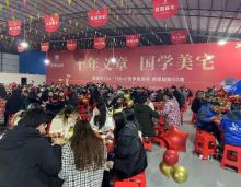 随着全体领导一起将一方混泥土铲入预留洞，这标志着宜章芙蓉义府二期颐居荣耀封顶！本次活动不仅仅是一次封顶庆典，更是美好承诺的兑现，是一城期待的实现。