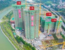 在社会各界的理解和支持下，嘉禾汇景雍和居楼盘2栋已于9月顺利封顶，已完成屋面女儿墙、天沟混凝土浇筑；砌体完成至31层。嘉禾汇景雍和居楼盘3栋已完成主体结构封顶，屋面混凝土浇筑已完成