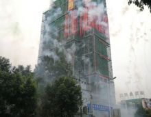 2020年10月17日，恭贺宜章丽景华庭喜封金顶！从开始初的钢筋混凝土打造地基到如今建筑的封顶，每一个角落都闪烁着筑造者的汗水，每一处细节都流露着丽景华庭的匠心。