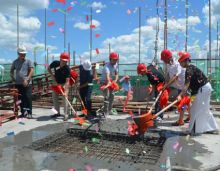 2022年8月19日上午，桂阳耀华金都汇二期B2栋、C栋喜封金顶！这是项目的又一次重大工程进展，耀华金都汇朝着兑现幸福生活的目标迈进了一大步！