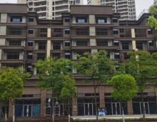 2023年4月10日，资兴东江首府楼盘4月施工工程进度情况如下，东江首府二期1栋、3栋、5栋楼地下室顶板防水保护层及土方回填完成，铝合金窗全部安装完成，卫生间防水完成，入户门安装完成