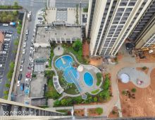 2022年4月4日，桂阳麒麟首府项目4月施工进度如下！麒麟首府项目大门已建设完成，主体园林施工建设中；2栋主体结构已建设完工并完成下架。桂阳麒麟首府3栋和9栋。