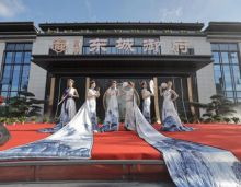 2021年5月3日，桂阳东城御府售楼大厅的精装样板房璀璨绽放！上午10点，现场已是人气爆棚，气氛热烈，近2000名客户、嘉宾欢聚一堂，共襄盛举。