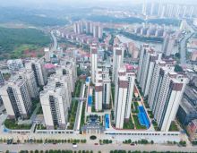 2023年10月1日，目前安仁一期仁城花苑已提前交房交证，二期仁城华府配套设施已全部完成，圆满回馈业主们的期待！小区采用人车分流人性化设计，自带近2万㎡空中花园，