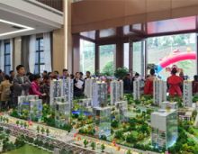 2021年4月18日，安仁雄森君临华庭售楼大厅盛世绽放！上午8点，项目领导以及各位来宾纷纷到场签到领取随手礼，签到处人头攒动，九点十八分，一场盛气磅礴的舞狮表演。