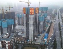 2022年1月22日，郴州融华盛世华庭一期3楼荣耀封顶。上午11:08融华盛世华庭在项目一期3楼现场举行了隆重的封顶仪式。融华&middot;盛世华庭项目部副总王总、